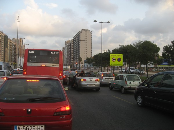 Auto's en bussen met remlichten