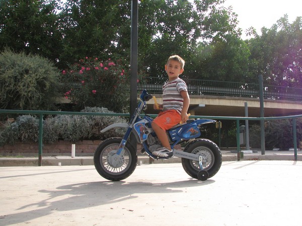 Jongetje op fietsje
