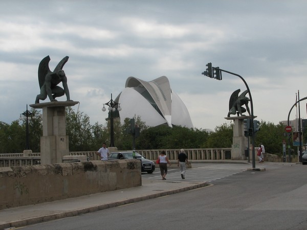 Beelden en gebogen gebouw