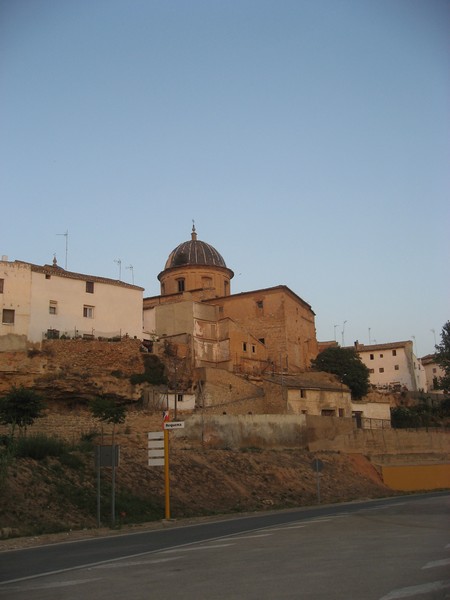 Kerk op heuvel tussen huizen