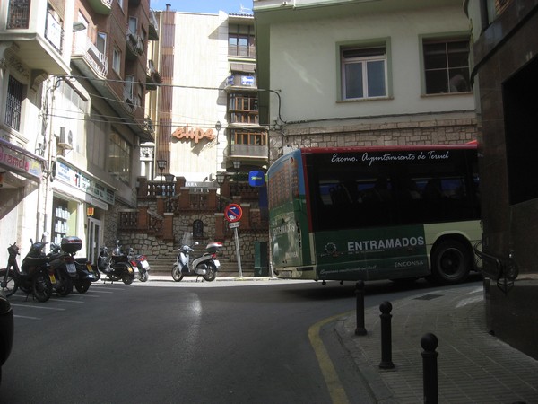 Bus rijdt hoekje om