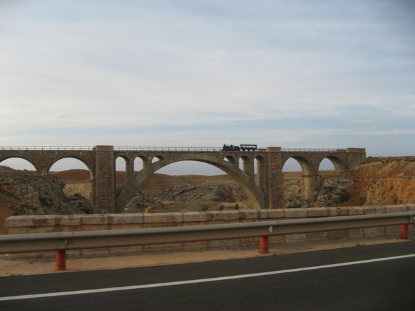 Viaduct met trein