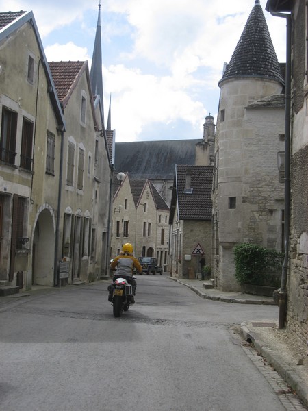 Motorrijder en toren