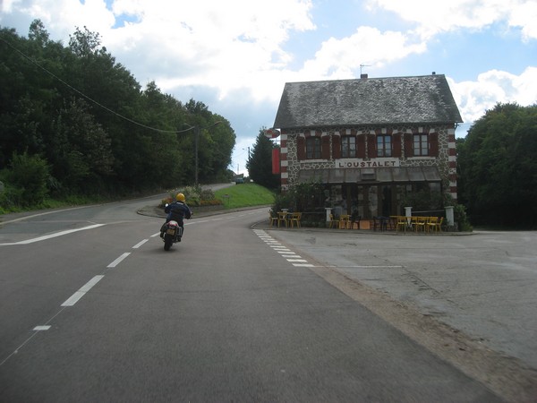 Motor rijdt langs gebouw