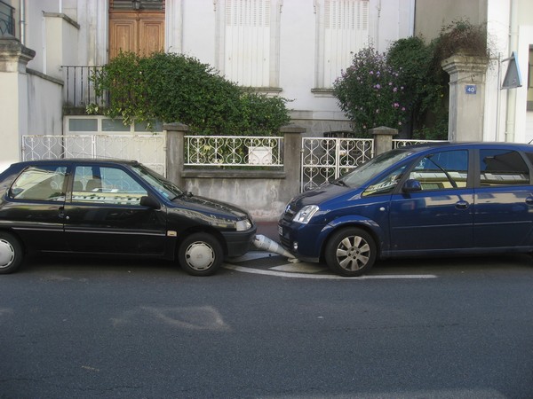 Twee auto's en paaltje