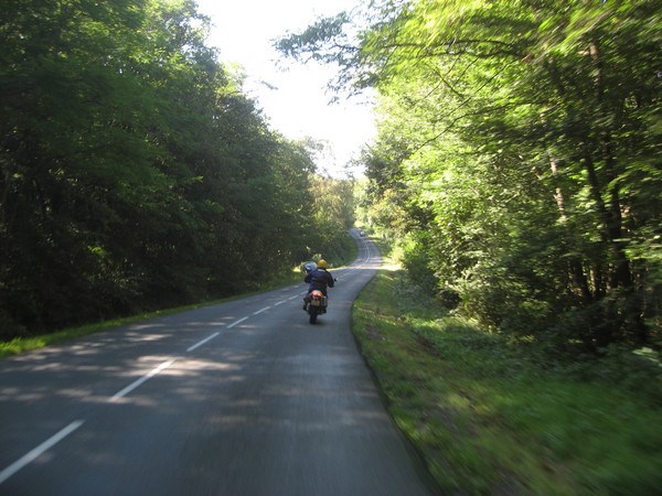 Motor op slingerende weg