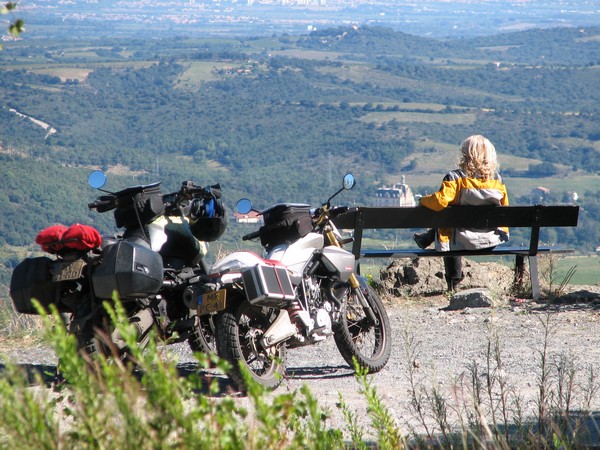 Sylvia en motoren met uitzicht