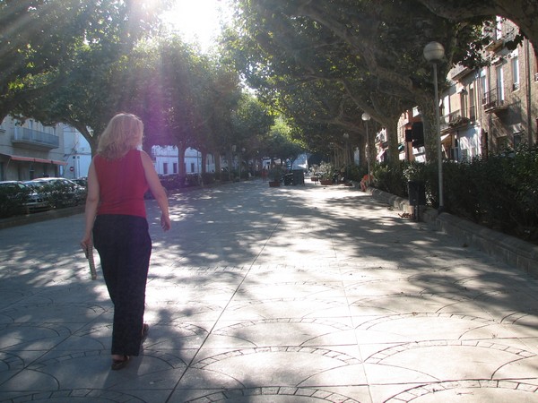 Sylvia op trottoir met bomen